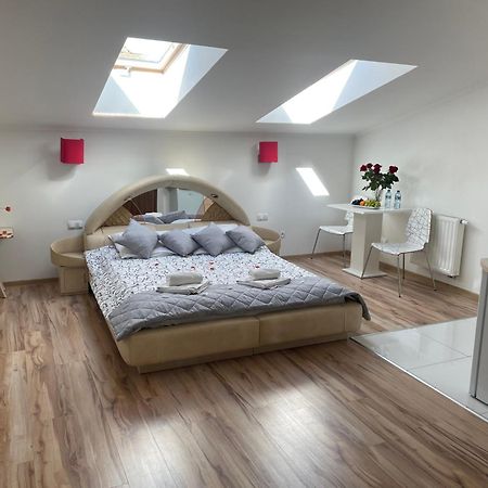 Hotelik Gold Raszyn Exteriör bild