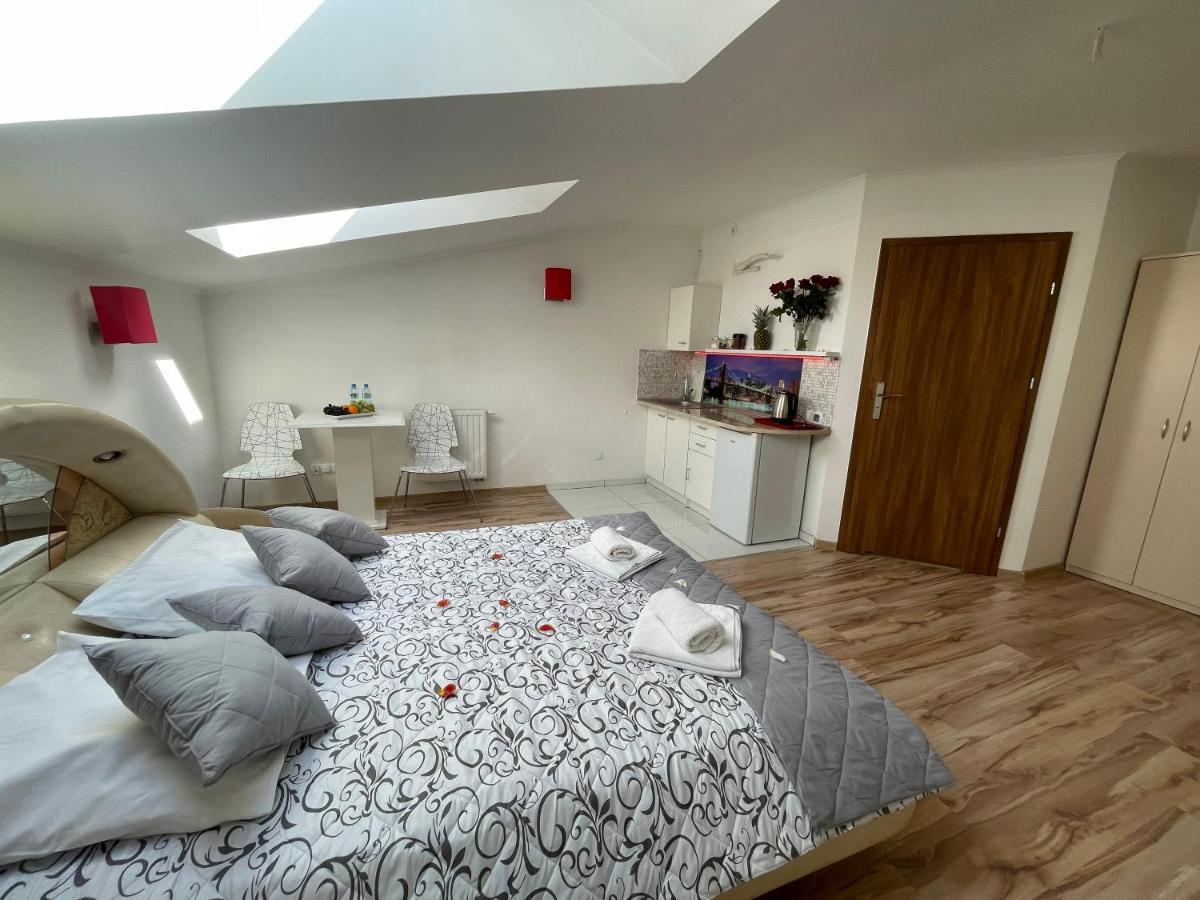 Hotelik Gold Raszyn Exteriör bild