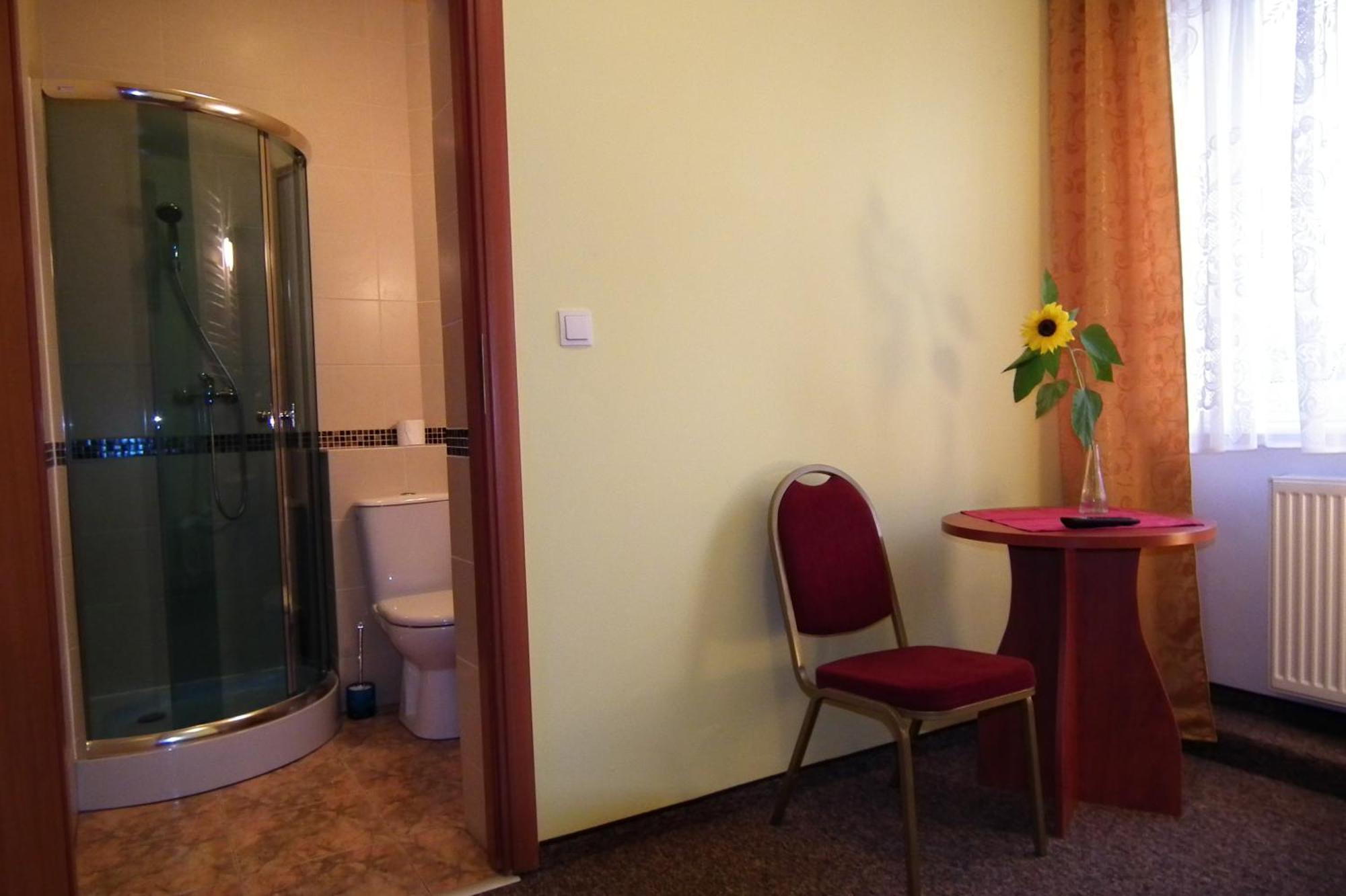 Hotelik Gold Raszyn Rum bild