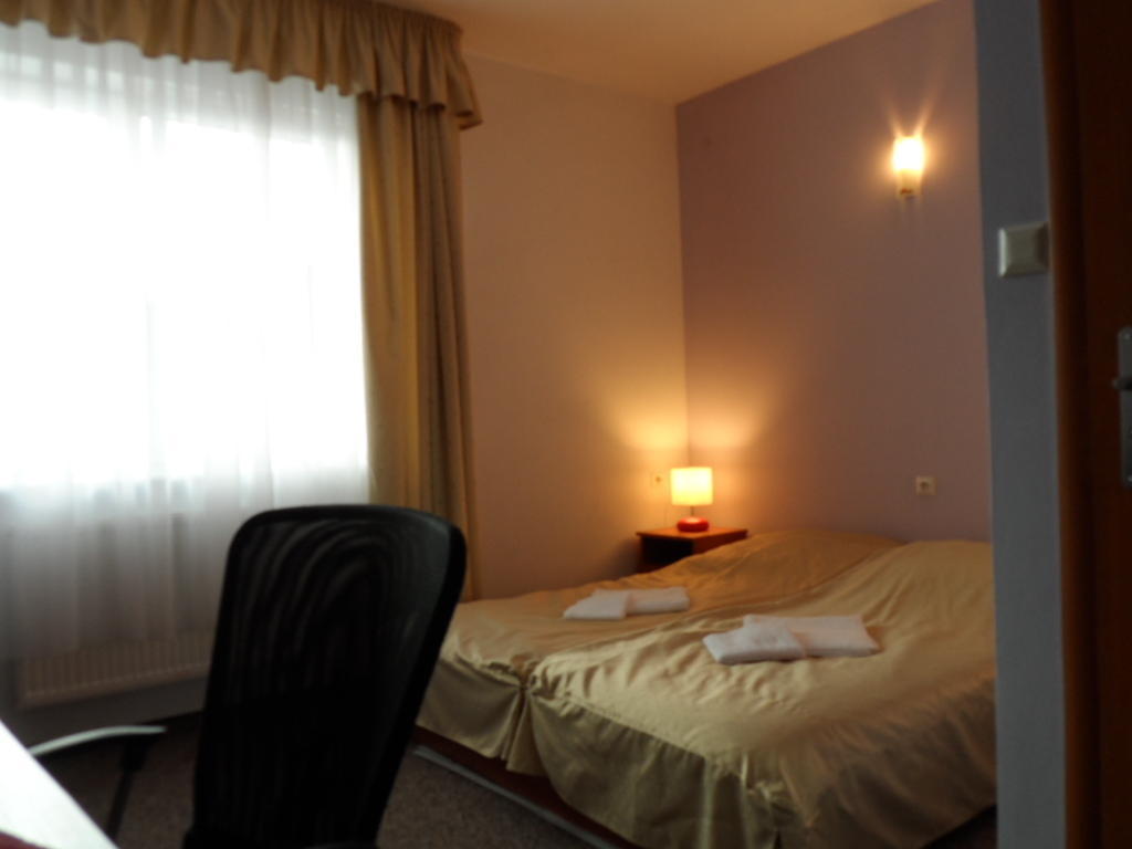 Hotelik Gold Raszyn Rum bild