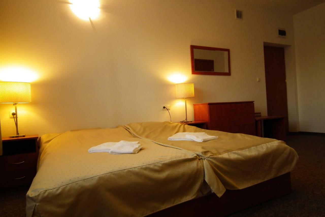 Hotelik Gold Raszyn Exteriör bild